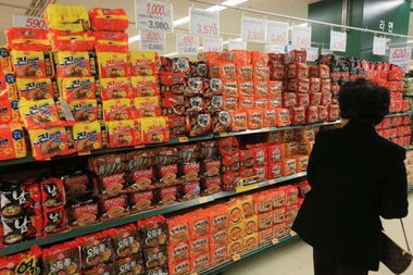 朝鲜半岛局势紧张引发韩国民众抢购潮 超市饮用水与食品销量激增